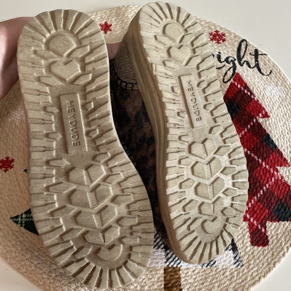 Hey Dude Leopard print women’s size 5 - Picture 6 of 7